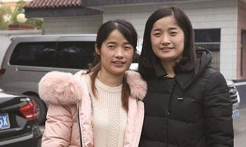 Cặp chị em song sinh gặp lại nhau sau 26 năm chia cắt.