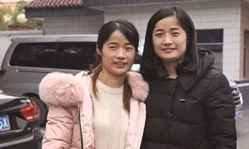 Cặp chị em song sinh gặp lại nhau sau 26 năm chia cắt.