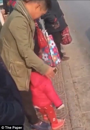 Những cú “liên hoàn tát” liên tục giáng xuống. Cô bé ngã xuống lại được bố nâng lên đánh tiếp. Ảnh được cắt ra từ clip.