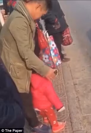 Những cú “liên hoàn tát” liên tục giáng xuống. Cô bé ngã xuống lại được bố nâng lên đánh tiếp. Ảnh được cắt ra từ clip.