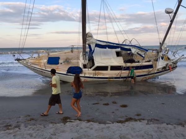 Điều kỳ lạ nhất là một cái thuyền chở đầy ma nơ canh dạt vào bãi biển phía nam Orlando.