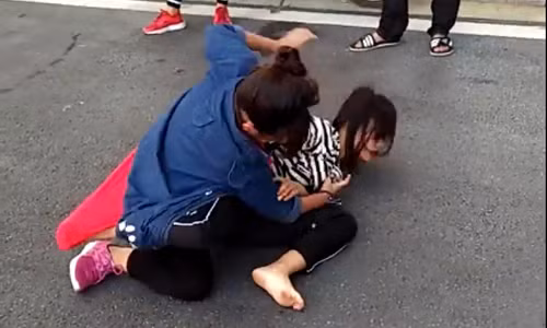 Nu sinh dat Mo lao vao hon chien, ban be dung co vu