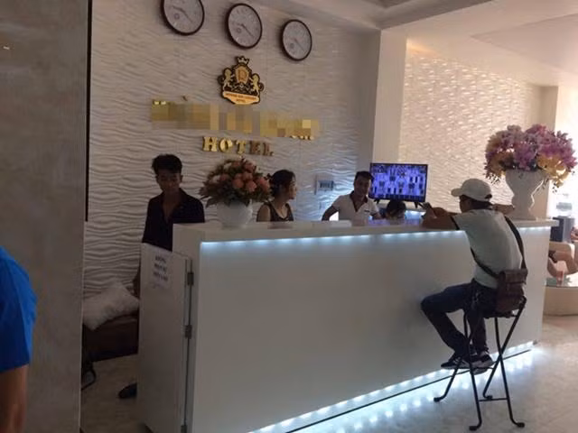 Buc xuc vi khong an tai khach san phai tra them 200 ngan