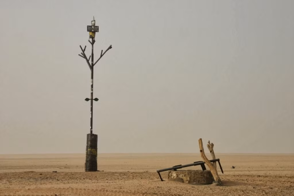 Năm 1973, một người Libya vô danh đã lái xe tải tới Nigeria theo một tuyến đường giao thương cổ đi qua gần cây Tenere. Anh ta đã uống say và đâm gãy thân cây nổi tiếng này. Thật không thể hiểu nổi tại sao người ta lại có thể đâm vào thân cây duy nhất giữa sa mạc mênh mông. Ngày nay, tại vị trí của cây, một tác phẩm điêu khắc bằng kim loại được dựng lên để tưởng nhớ Tenere. Ảnh: Webool.