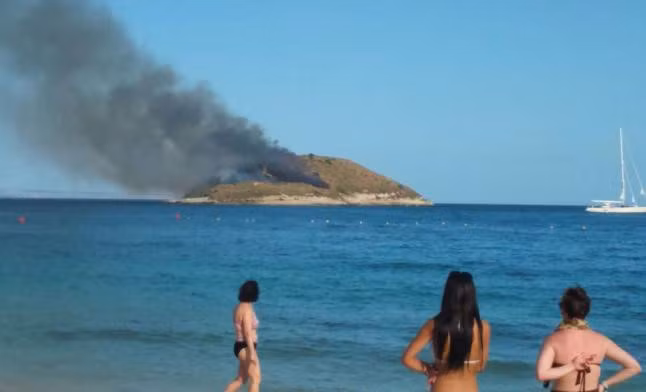 Đảo Sa Porrassa, Tây Ban Nha: Mùa hè năm 2015, khí hậu khô nóng khiến cảnh báo cháy rừng lên cao ở đảo Sa Porrassa. Robbie Nimmo và bạn mình là Calum đã chèo xuồng sang đảo. Khi ngồi nghỉ trên một đám cỏ khô, họ châm lửa hút thuốc và thản nhiên vứt đầu thuốc xuống đất. Đám cháy từ tàn thuốc lan rộng ra toàn đảo, thiêu rụi hệ sinh thái nơi đây. Ảnh: Diario de Mallorca.