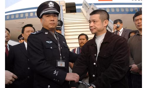 Mat vu Trung Quoc cai trang bat quan tham tron nuoc ngoai ra sao?