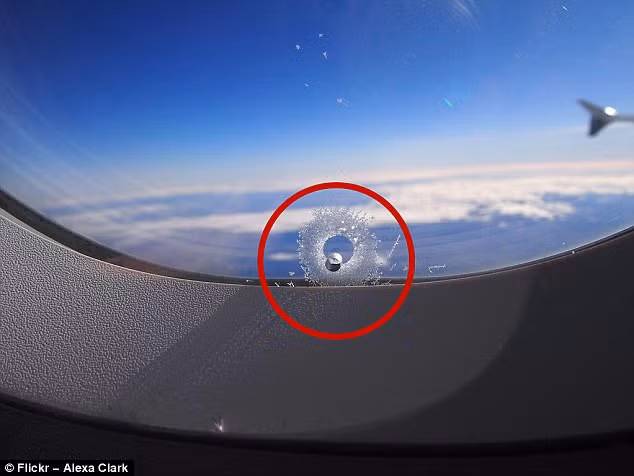 Lỗ trên cửa sổ: Những lỗ hổng nhìn có vẻ đáng ngại này đảm bảo phần kính ngoài sẽ vỡ trước trong trường hợp gặp sự cố liên quan đến áp suất. Áp suất trong cabin được duy trì ở mức phù hợp với hành khách. Để giữ áp suất này, cấu trúc máy bay và cửa sổ cần có khả năng chịu dựng được chênh lệch giữa bên trong và bên ngoài. Do đó, cửa máy bay thương mại thường có ba lớp, lớp giữa, lớp ngoài và lớp trong (hai lớp kính và một lớp nhựa).