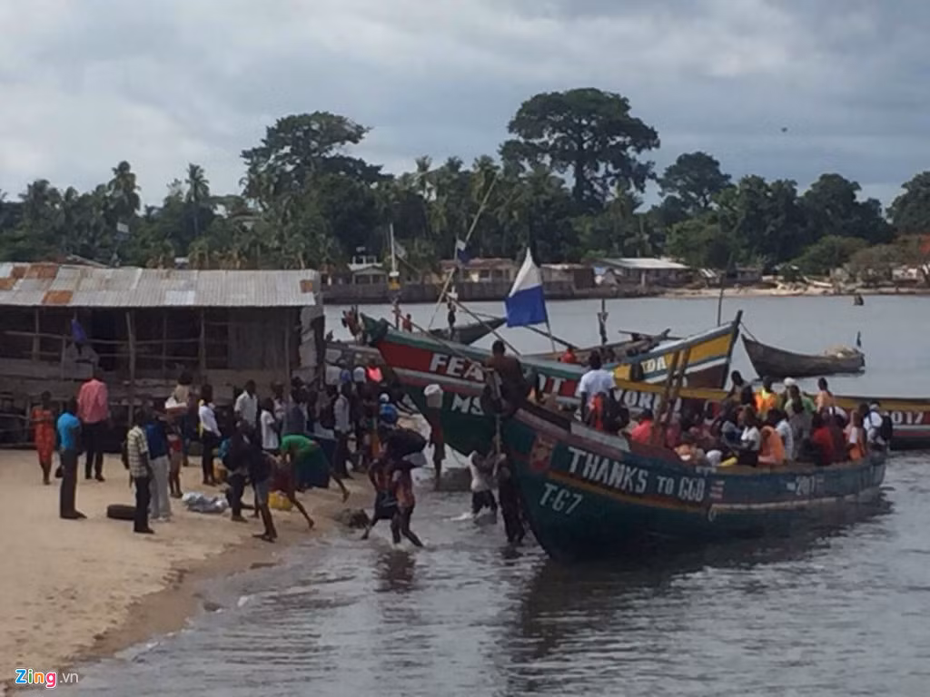 Sân bay Quốc tế Lungi và thủ đô Freetown của Sierra Leone bị biển ngăn cách. Vì từ sân bay tới thủ đô không có cầu nên người dân thường đi lại bằng đò để tiết kiệm chi phí hoặc di chuyển bằng tàu với mức phí cao hơn.