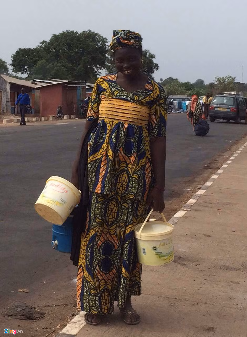 Một phụ nữ trên đường phố Gambia. Người dân ở Gambia phải vất vả kiếm việc làm. Tổng thống Adama Barrow của nước này đã đánh bại người tiền nhiệm Yahya Jammeh trong cuộc bầu cử hồi đầu năm. Ông Yahya Jammeh được mệnh danh là tổng thống "tỷ năm" của Gambia sau 22 năm nắm quyền.