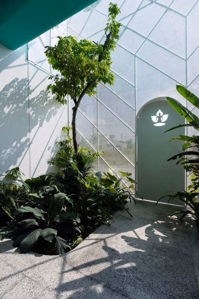 Nhờ sử dụng thép lỗ, phần tiểu cảnh cây xanh trước nhà đón ánh sáng tự nhiên rất tốt.