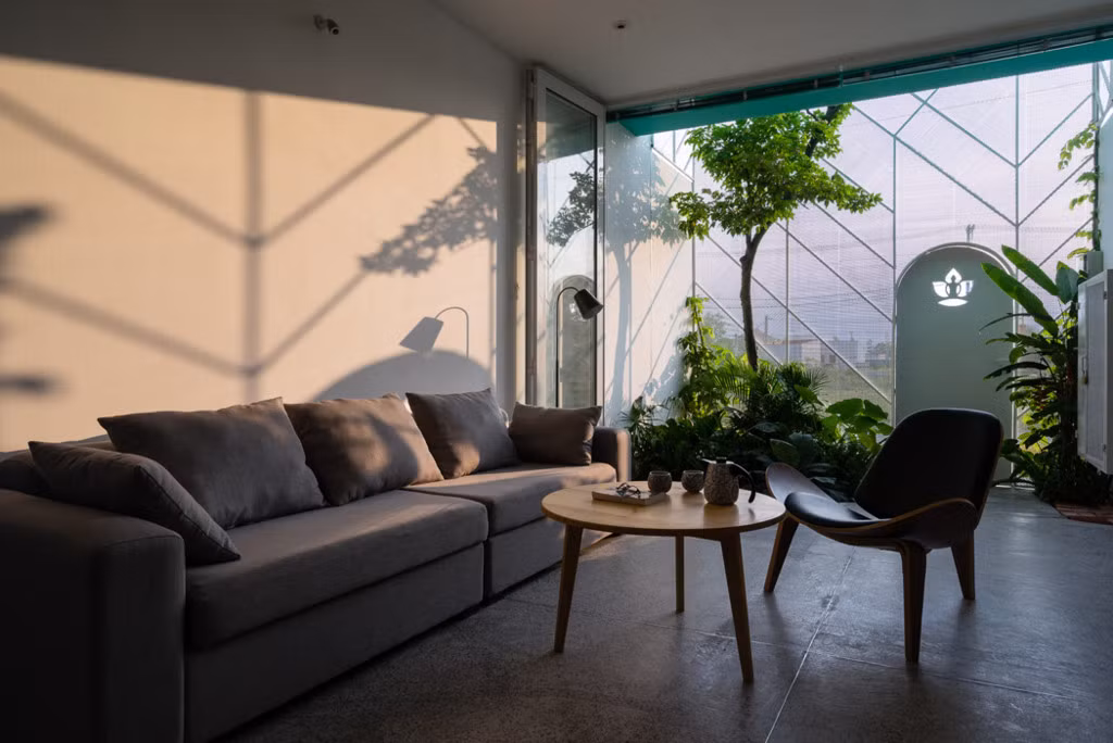 Kiến trúc sư đã đáp ứng mong muốn của chủ đầu tư về một căn nhà hài hòa với thiên nhiên và tận dụng tốt diện tích không lớn để đảm bảo nhu cầu sinh hoạt của 7 thành viên trong gia đình.