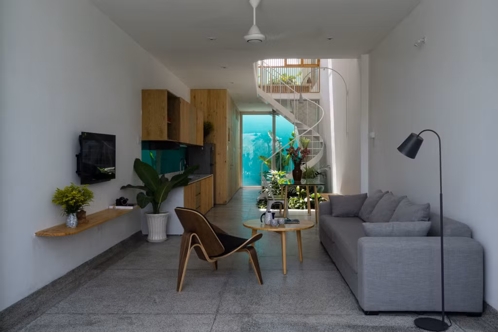 Cầu thang xoắn giữa nhà kiêm vai trò giếng trời lấy sáng.