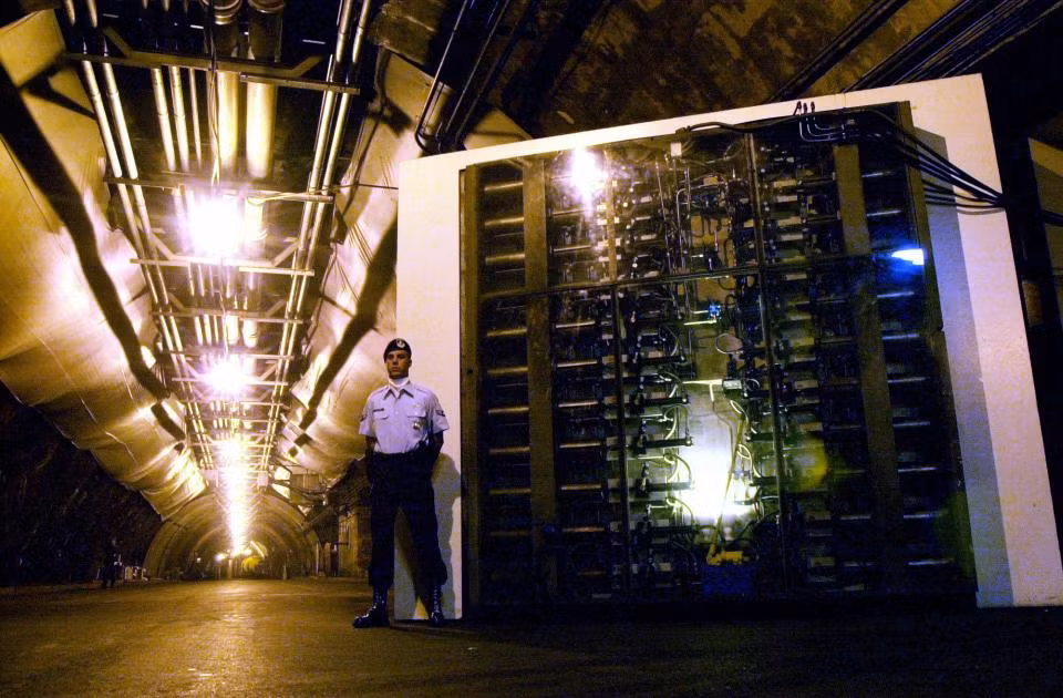 Tổng thống Mỹ cũng có thể lựa chọn căn hầm bí ẩn bên dưới bãi cỏ phía trước của Nhà Trắng. Chuyên gia Garrett Graff nói với tờ New York Post: "Chắc chắn có một hầm trú ẩn dưới Nhà Trắng, được gọi là Trung tâm Điều hành Khẩn cấp Tổng thống (PEOC). "Đó là một hầm nhỏ, không được thiết kế để sử dụng lâu dài, chỉ để giữ vài chục người trong vài giờ”.