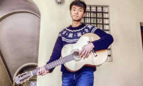 Nạn nhân là Hu Congliang, 20 tuổi, quốc tịch Trung Quốc, hiện đang sống cùng mẹ ở Italy.