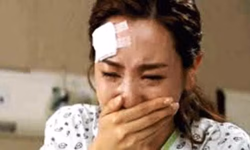 Sang nao anh cung hanh ha chi vi phut lam lo trong qua khu