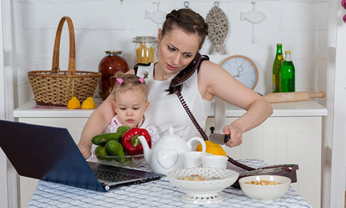 Chăm con nhỏ chưa bao giờ là điều dễ dàng với các bà mẹ trẻ.