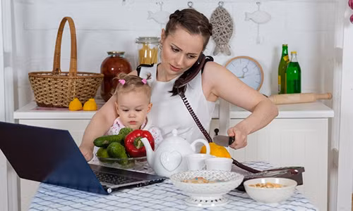 Chăm con nhỏ chưa bao giờ là điều dễ dàng với các bà mẹ trẻ.