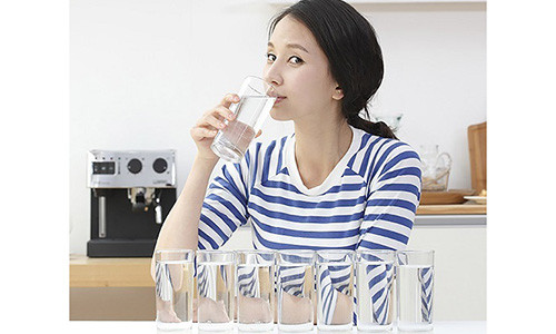 Nước có hiệu quả đem lại độ ẩm cho da nhanh chóng và tức thì nhất. Ảnh: Internet.