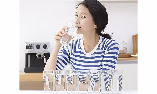 Nước có hiệu quả đem lại độ ẩm cho da nhanh chóng và tức thì nhất. Ảnh: Internet.