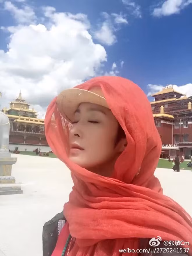 Cách đây ít ngày, Trương Mẫn chia sẻ hình ảnh đi du lịch ở Tây Tạng lên trang cá nhân. Cô đào từng là minh tinh nổi tiếng nhất thập niên 90 và là người tình màn ảnh của Châu Tinh Trì. Người đẹp U50 khiến nhiều người ngạc nhiên khi thay đổi phong cách 180 độ.