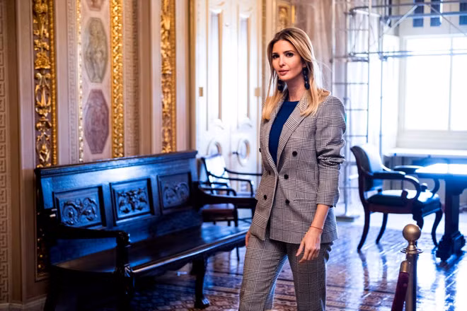 Khi tiếp nhận một vị trí trong chính quyền Tổng thống Trump, Ivanka Trump đã từ bỏ chức giám đốc hãng thời trang của cô. Tuy nhiên con gái của người đứng đầu Nhà Trắng tiếp tục mặc trang phục của nhãn hàng này cũng như của các thương hiệu bình dân khác. Sự bình dị, gần gũi của cô nhận được sự ủng hộ và yêu mến của hàng triệu cử tri Mỹ. Chiếc áo khoác này của Ivanka Trump có giá chỉ khoảng 126 USD.