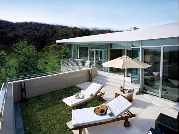 Tầng trên cùng của biệt thự có khoảng sân rộng và không có mái che. Đây sẽ là không gian thư giãn tuyệt vời của hai vợ chồng nhà Song - Song.