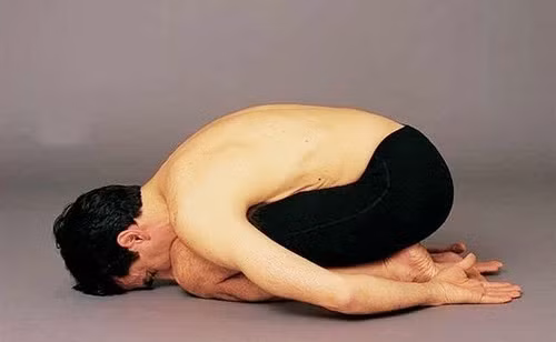 Dong tac yoga nao tot chua chung run tay chan