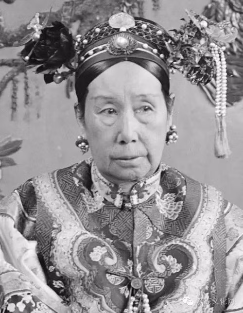 Tu Hy Thai Hau: Chi tam thoi cung khien trieu dinh muc rong-Hinh-2