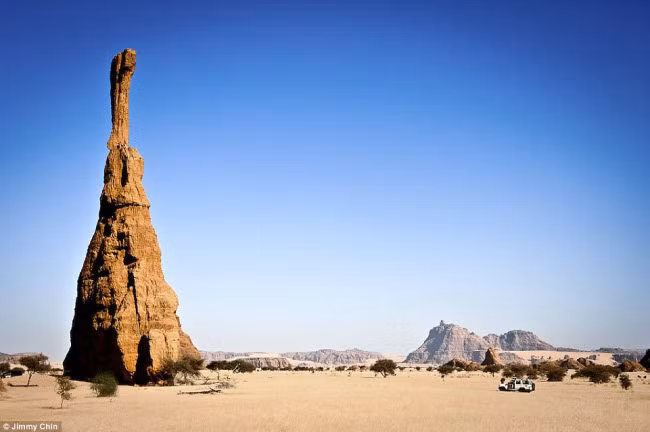 Sa mạc Ennedi, Chad: Cộng hòa Chad là một trong những khu vực mới và xa xôi nhất thu hút những người đam mê leo núi trong vài năm gần đây. Điểm đến hấp dẫn nhất là núi Wine Bottle trên sa mạc Ennedi.