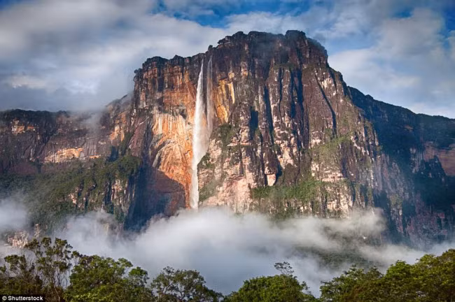 Trong vòng 25 năm, chỉ 4 người chinh phục thành công đỉnh thác Angel. James và Caroline cho biết hành trình tới địa điểm leo núi hùng vĩ này cũng rất mệt mỏi.