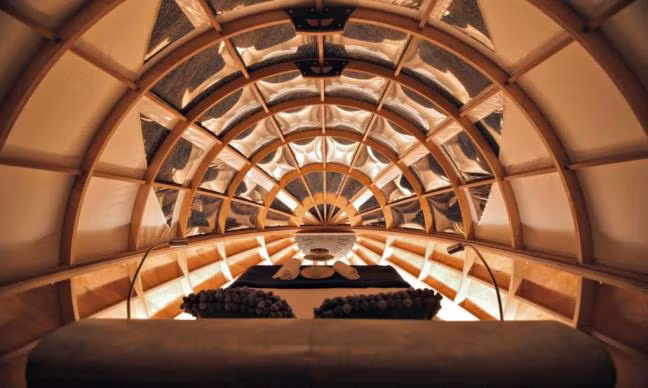 Những khung gỗ xoắn lượn, đan vào nhau tạo nên một không gian khép kín, mang gam màu gỗ làm nổi rực cả không gian phòng khách thu nhỏ trong quả trứng.