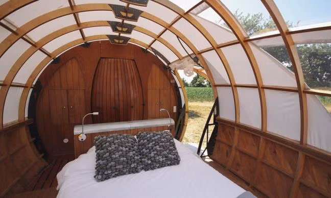 Còn đây là không gian phòng ngủ tích hợp trong ngôi nhà độc đáo này.