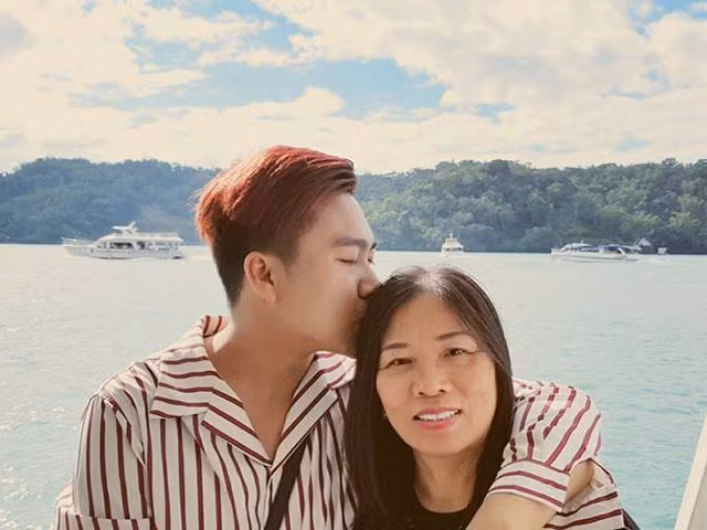 Những dòng chia sẻ khác được cậu bạn đăng tải trong suốt chuyến đi du lịch riêng với mẹ.