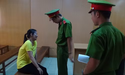 Nguoi phu nu buon ma tuy gao khoc nao loan vi so chet