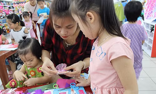 Bi quyet de cac ong bo, ba me cai nghien dien thoai cho con