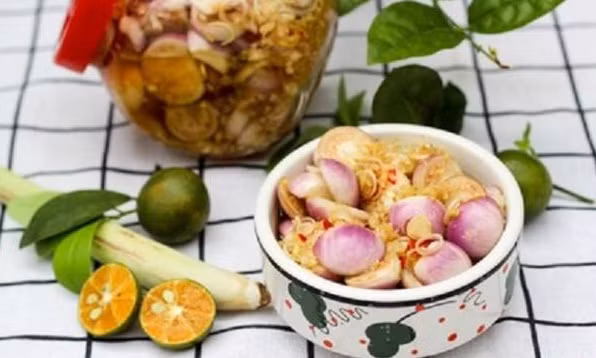 Cà pháo dầm vốn là món ăn dân dã quen thuộc của mọi nhà. Bữa cơm ngày hè có đĩa rau muống luộc, bát canh sấu chua và vài miếng cà dầm là đã đủ ngon và đưa cơm lắm rồi. Từng miếng cà pháo dầm chua chua, cay cay lại thơm mùi riềng sả thật quá hấp dẫn. Bạn có thể cho cà vào lọ, đổ ngập nước và cất tủ lạnh để bảo quản cà được lâu nhé!