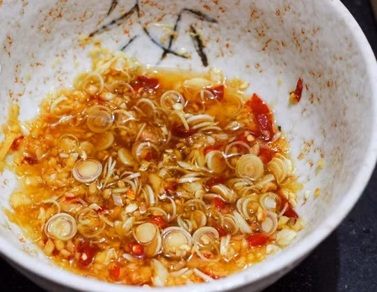 Bước 3 Vắt lấy nước cốt 5 quả quất, lọc bỏ hạt. Cho 3 thìa nước mắm, 2 thìa đường, 1 thìa dấm, 1 thìa muối, nước quất vào bát to khuấy đều cho tan hết. Đổ sả, riềng, tỏi, ớt vào trộn đều.