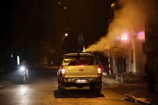 Theo lý giải của nhân viên y tế, việc dùng xe chuyên dụng phun thuốc diệt muỗi vào buổi đêm đã được tính toán kỹ bởi khi đó người dân đều đóng cửa đi ngủ, việc phun thuốc không làm ảnh hưởng tới sinh hoạt của người dân.