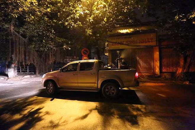 Ông Nguyễn Việt Phương (Trưởng trạm y tế phường Vĩnh Hưng) cho biết: “Hiện nay chỉ tính riêng địa bàn phường Vĩnh Hưng đã có tới 36 ổ dịch và 280 bệnh nhân mắc sốt xuất huyết. Việc phun thuốc diệt muỗi bằng máy chuyên dụng vào buổi đêm sẽ góp phần tiêu diệt số lượng lớn muỗi trước khi chúng kịp tấn công người."