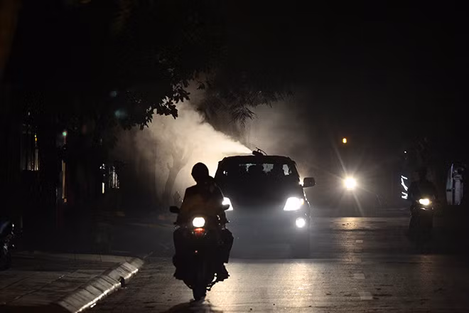 Rạng sáng 4/8, chiếc xe chuyên dụng len lỏi khắp ngõ phố của phường Vĩnh Hưng (quận Hoàng Mai, Hà Nội) để phun thuốc diệt muỗi. Được biết, phường Vĩnh Hưng là một trong những phường cao điểm của quận Hoàng Mai về dịch sốt xuất huyết.