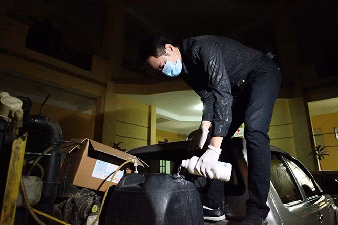 Trước khi phun, nhân viên y tế pha thuốc theo tỷ lệ được quy định phù hợp với điều kiện phun xịt ngoài trời trong khi xe di chuyển và có sự tác động lớn của điều kiện ngoại cảnh (mưa, gió…). Tỷ lệ thuốc cũng được tính toán kỹ để đạt hiệu quả diệt muỗi tốt nhất.