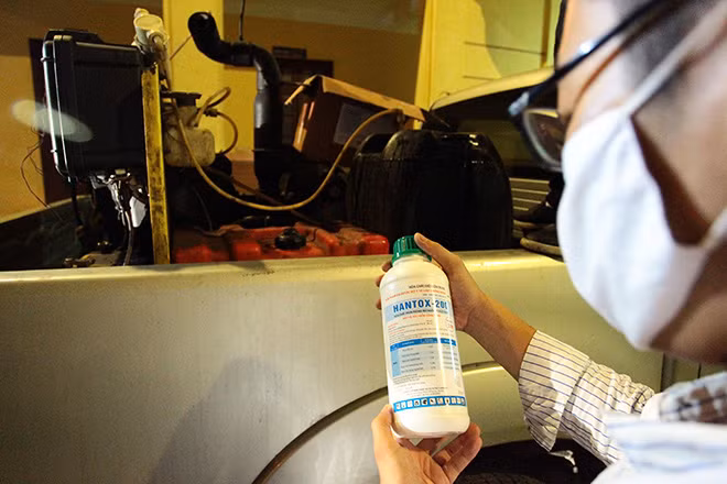 Loại thuốc được sử dụng có tên là Hantox 200 được Bộ Y tế sử dụng để dập dịch sốt xuất huyết ở các cụm dân cư và không gây độc đối với con người.