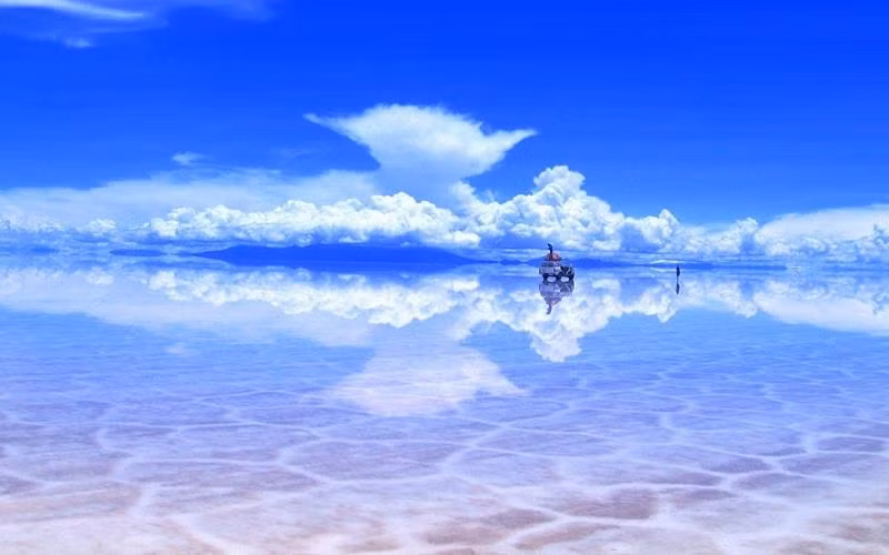 Sa mạc muối lớn nhất thế giới - Salar de Uyuni, Bolivia Nhắc đến sa mạc người ta sẽ nghĩ đến cát, tuy nhiên sa mạc Salar de Uyuni ở Bolivia lại là một cánh đồng muối khổng lồ, sa mạc này giống như một chiếc kính khổng lồ phản chiếu cả bầu trời. Trước đây khu vực này là 2 hồ nước mặn lớn, sau đó dần khô cạn, muối ở đây mịn và nhiều như cát nên được nhiều người gọi là sa mạc cát.