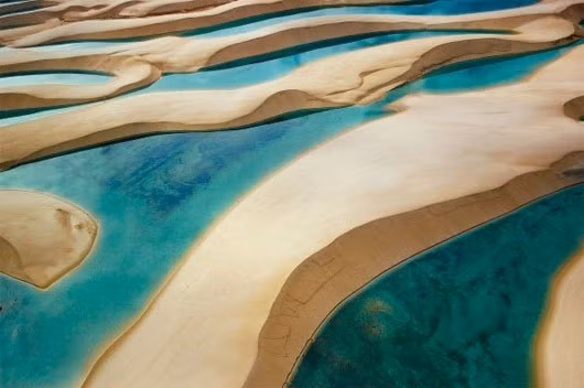 Sa mạc đầm nước - Lencois Maranhenses, Brazil Sự tồn tại của nơi đây hẳn khiến rất nhiều người ngạc nhiên, sa mạc này nằm trong công viên Lencois Maranhenses của Brazil, nổi tiếng với khung cảnh đầy đối lập khi sa mạc và đầm phá cùng song song tồn tại. Các đầm nước này được hình thành khi những giọt mưa tích tụ giữa các đụn cát, làm nên những vũng nước nhỏ trong veo ngay giữa sa mạc nắng gió. Khung cảnh kỳ thú này chỉ xảy ra vào cuối mùa đông và trước khi mùa hè bắt đầu. Điều đáng ngạc nhiên là trong các hồ nước ở đây xuất hiện một loài cá bản địa, do trứng của chúng được các loài chim mang đến.