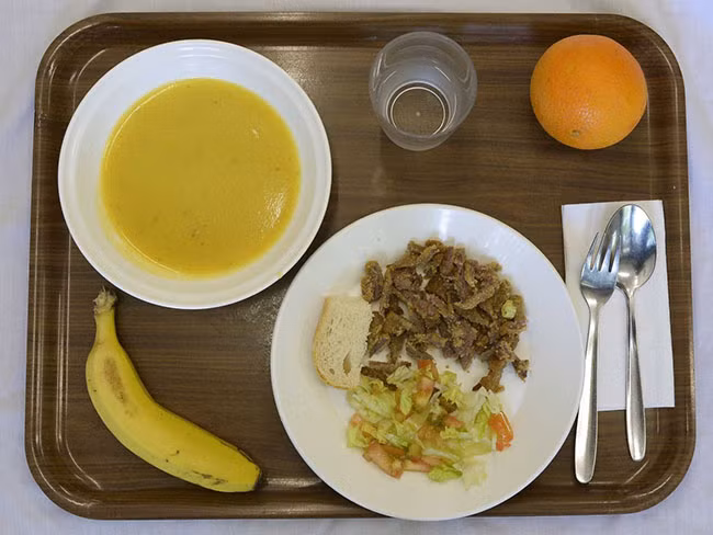 Barcelona, Tây Ban Nha: Bữa trưa này có súp rau, nầm rán với salad, một miếng bánh mỳ, cam hoặc chối và nước lọc.