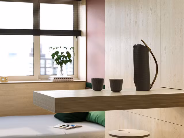 Bàn ăn và uống nước được thiết kế bởi miếng gỗ kép gập vào kệ.