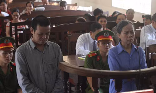 Ham tien ao, hang tram nguoi mat tien that