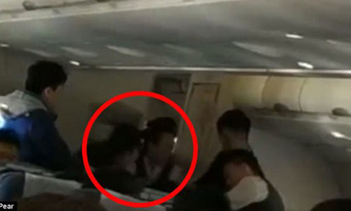 Người phụ nữ liên tục hét lên cơ thể cô đang bị những thứ vô hình sở hữu.