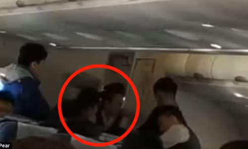 Người phụ nữ liên tục hét lên cơ thể cô đang bị những thứ vô hình sở hữu.