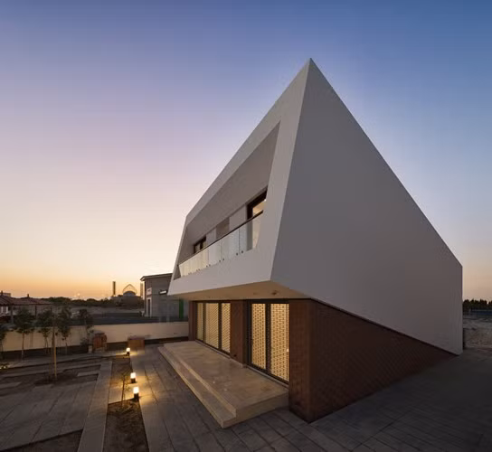 Ngoi nha mai nghieng, co kien truc doc la chua tung thay